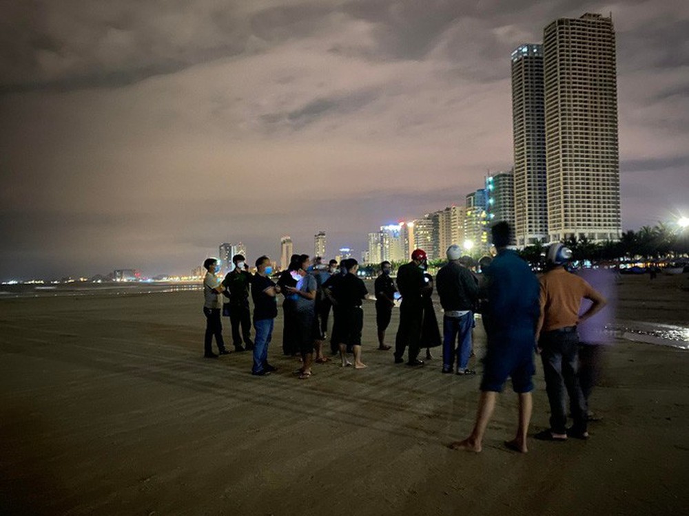 Nhóm du khách bị sóng biển cuốn trôi, một sinh viên ở Hà Nội tử vong - Ảnh 1.