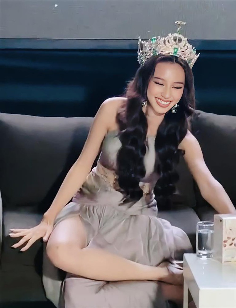 Hoa hậu Thùy Tiên: Để mọi người nghĩ tôi ngồi không lịch sự là lỗi của tôi! - Ảnh 2.