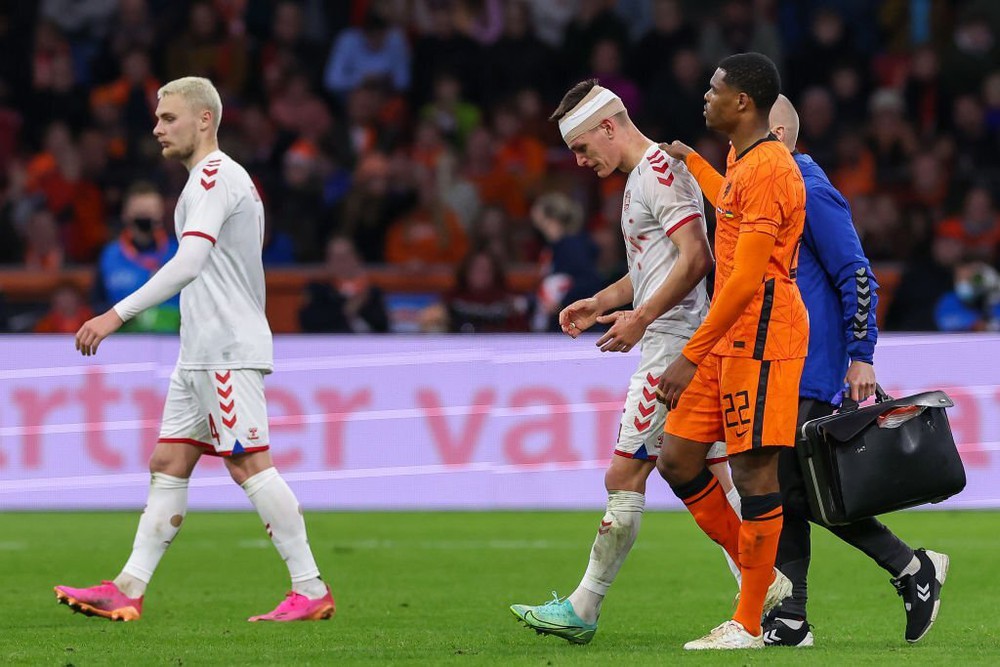 2 tuyển thủ Đan Mạch đổ máu đầu vì va chạm với cầu thủ Hà Lan - Ảnh 7.
