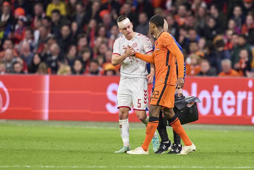 2 tuyển thủ Đan Mạch đổ máu đầu vì va chạm với cầu thủ Hà Lan - Ảnh 8.