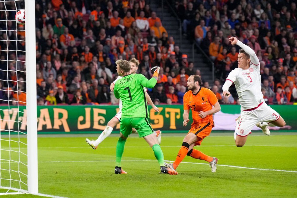 2 tuyển thủ Đan Mạch đổ máu đầu vì va chạm với cầu thủ Hà Lan - Ảnh 9.