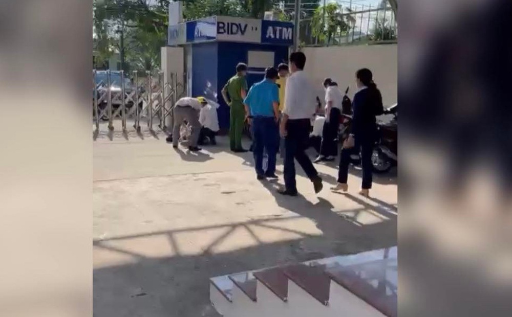 Thanh niên cầm vật giống súng đi cướp ngân hàng ở Bình Dương