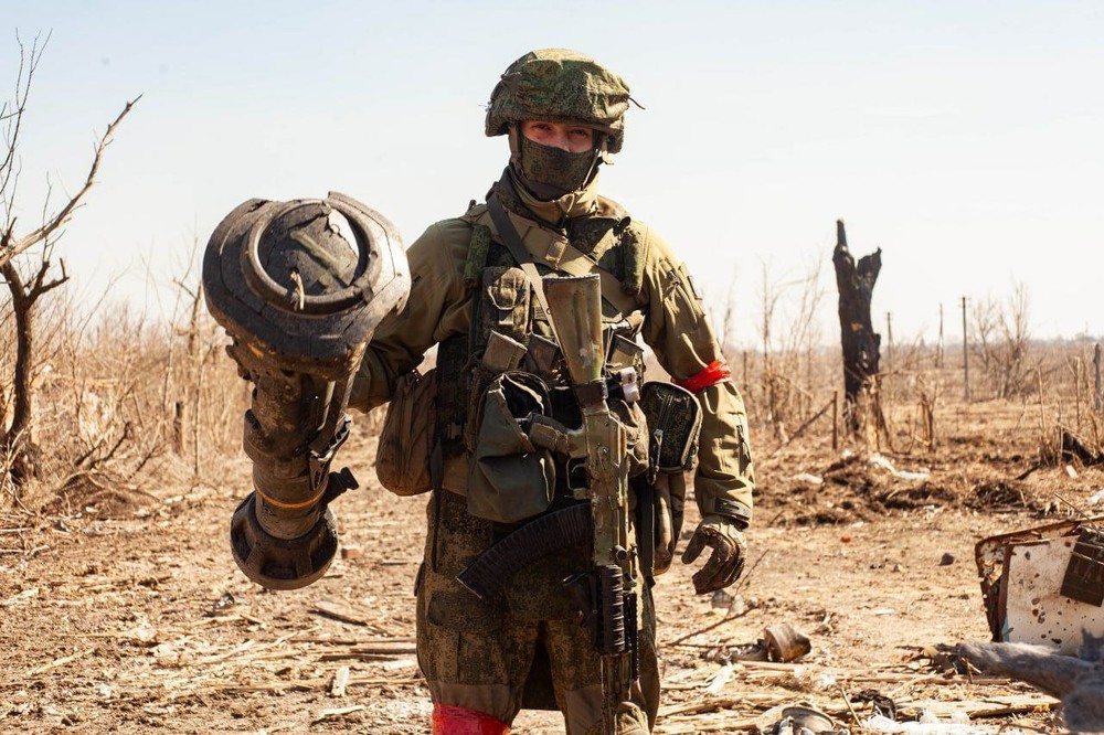 Controversy over video of Ukrainian soldiers ambushing and firing British missiles at Russian Mariupol tanks - Photo 3.