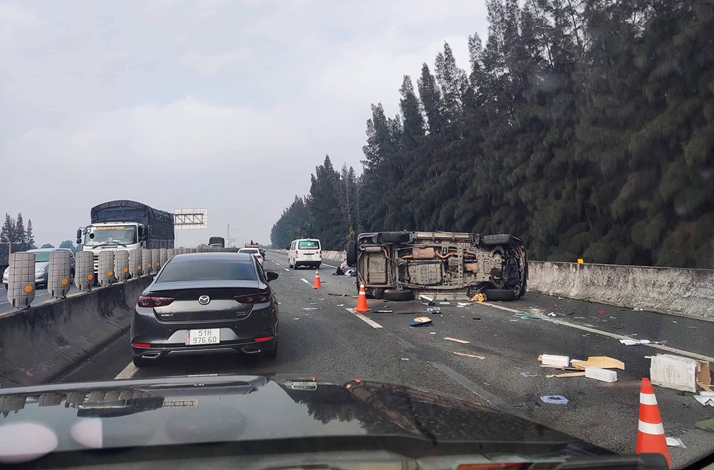 Clip of the scene at the time of the car accident carrying the Vice President of Ho Chi Minh City.  Ho Chi Minh City on the highway - Photo 2.