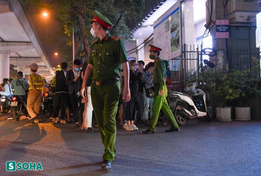 Hàng chục cảnh sát đang đồng loạt khám xét nhà ông Trịnh Văn Quyết và trụ sở FLC