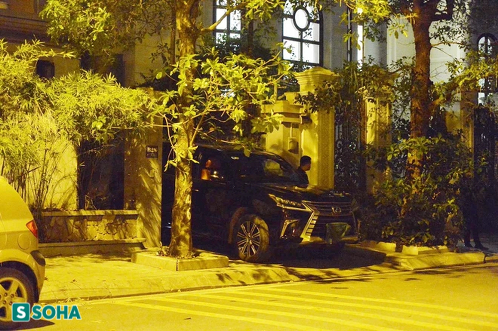 Hàng chục cảnh sát đang đồng loạt khám xét nhà ông Trịnh Văn Quyết và trụ sở FLC