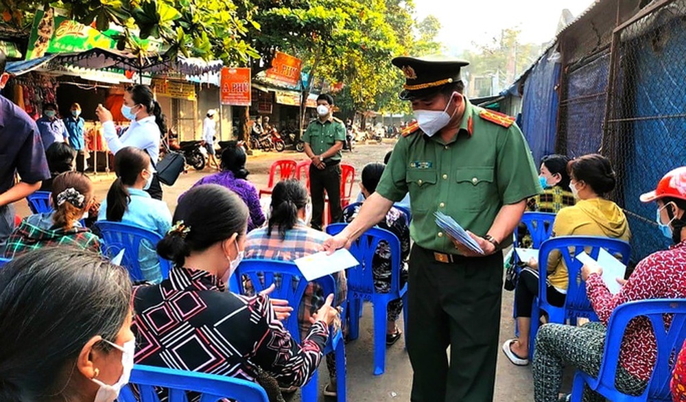 Lãnh đạo An Giang và Đại tá Đinh Văn Nơi hỗ trợ 52 tiểu thương - Ảnh 2.