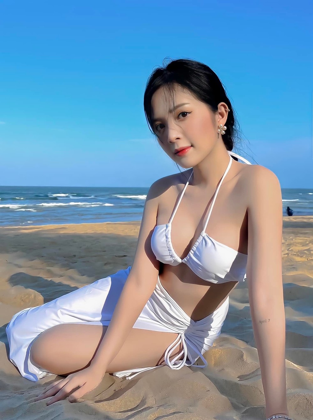 Con gái út NSƯT Hoàng Hải khoe vẻ gợi cảm với bikini - Ảnh 4.