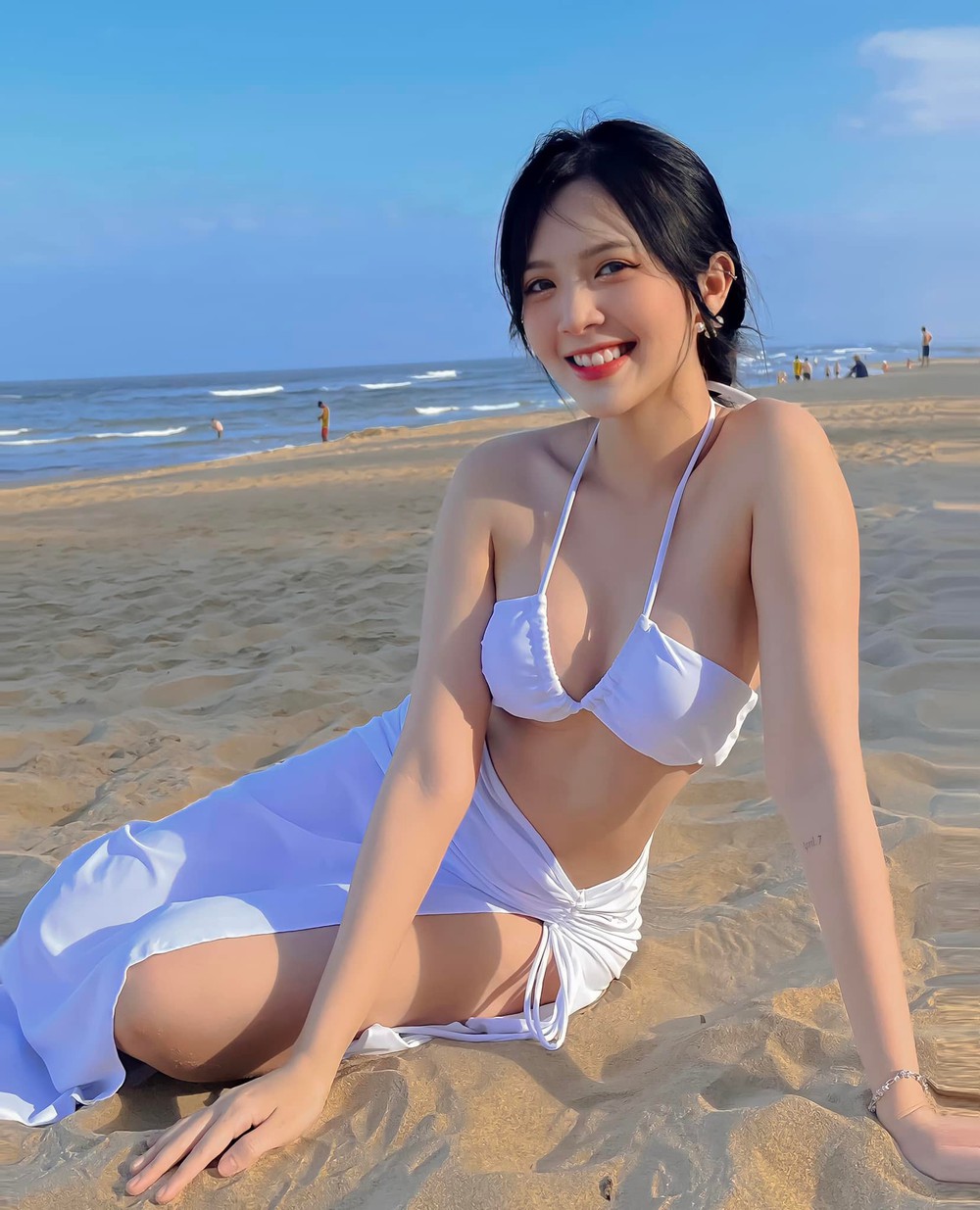 Con gái út NSƯT Hoàng Hải khoe vẻ gợi cảm với bikini - Ảnh 5.