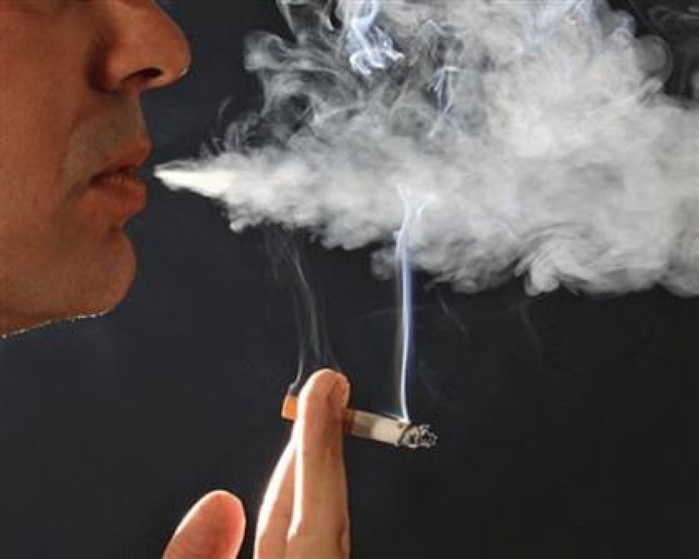 Hút thuốc lá thường xuyên làm tăng 48% nguy cơ mắc Covid - Ảnh 1.