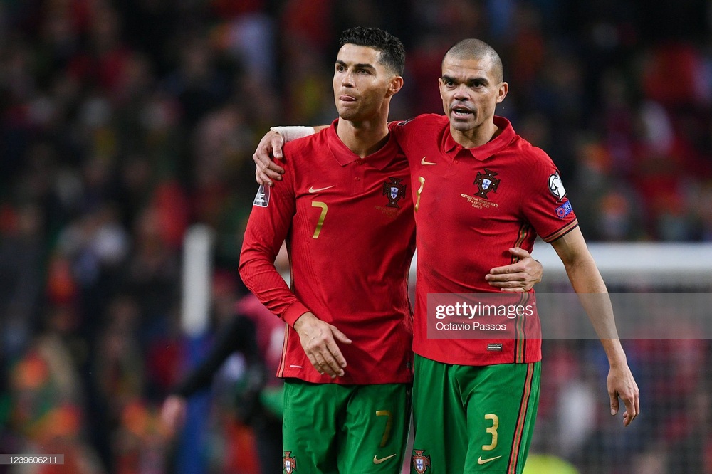 Ronaldo châm ngòi đưa BĐN đến World Cup; Salah, Ibrahimovic ngậm ngùi chia tay giấc mơ - Ảnh 2.