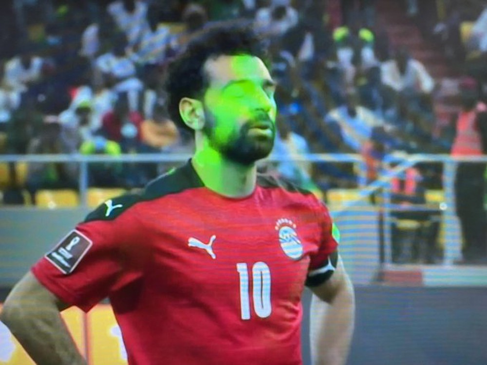 Salah bị chiếu laser xanh lè cả mặt khi đá 11 mét ở trận sinh tử tranh vé World Cup - Ảnh 2.