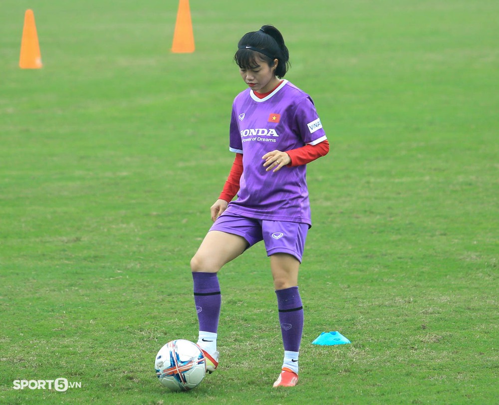 Huỳnh Như nhắc cả đội đứng nghiêm khi quốc ca Việt Nam cất lên ở sân U19 nữ thi đấu - Ảnh 11.