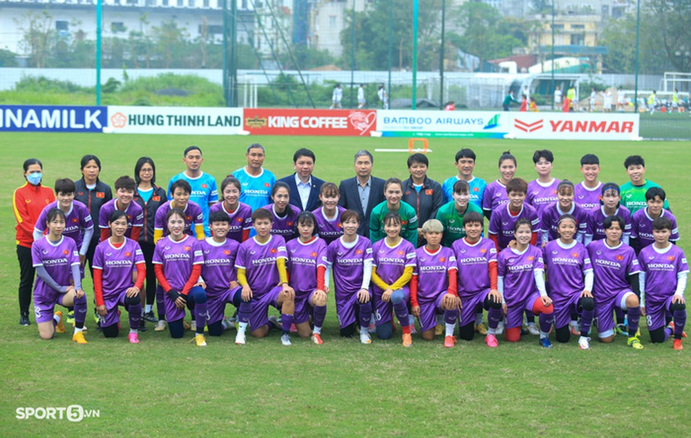 Huỳnh Như nhắc cả đội đứng nghiêm khi quốc ca Việt Nam cất lên ở sân U19 nữ thi đấu - Ảnh 13.