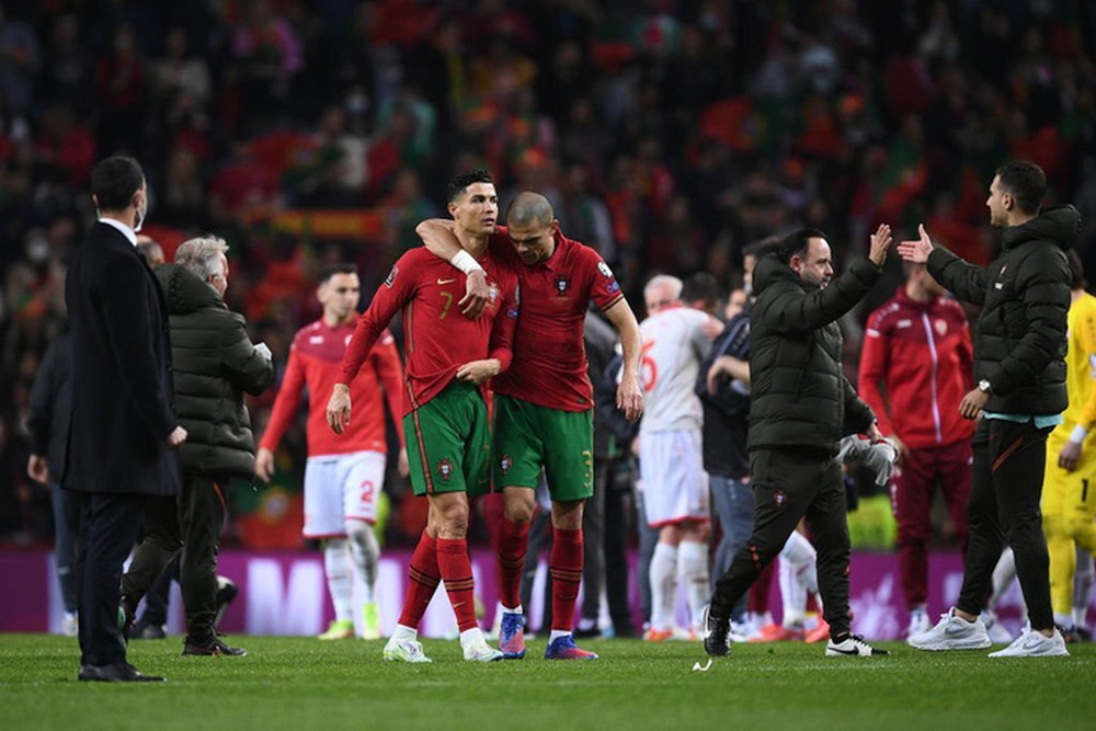 Để đoạt vé World Cup, đồng đội Ronaldo trải qua khoảnh khắc môi kề môi với cầu thủ đối phương - Ảnh 3.