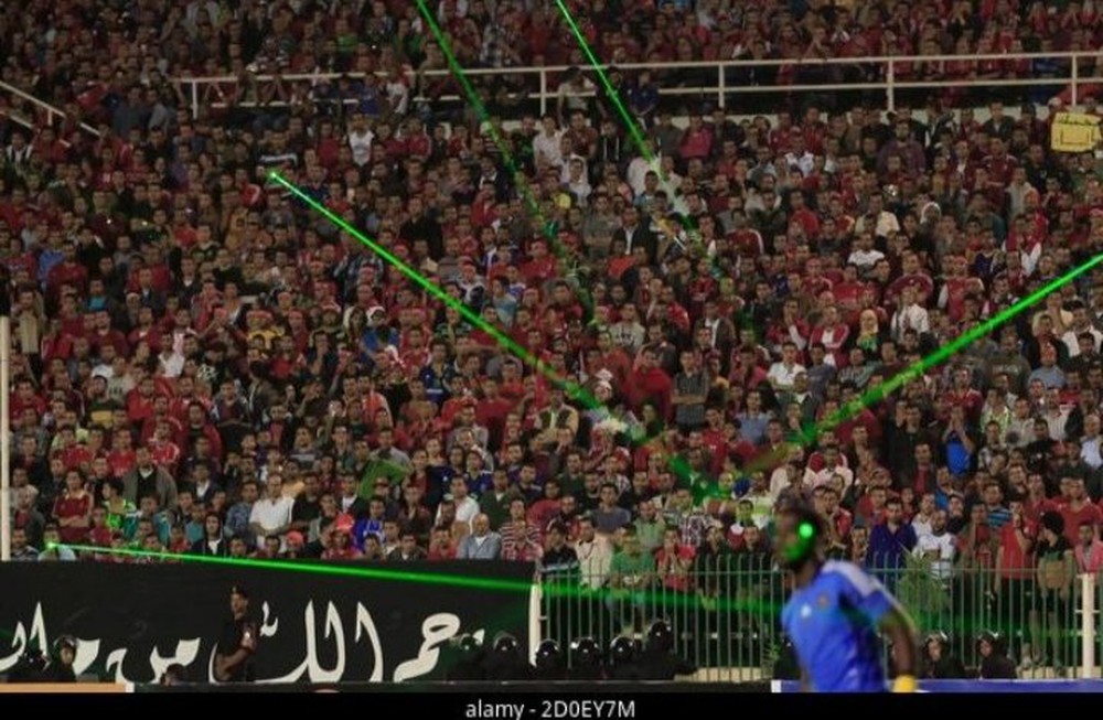 Salah bị chiếu laser xanh lè cả mặt khi đá 11 mét ở trận sinh tử tranh vé World Cup - Ảnh 4.