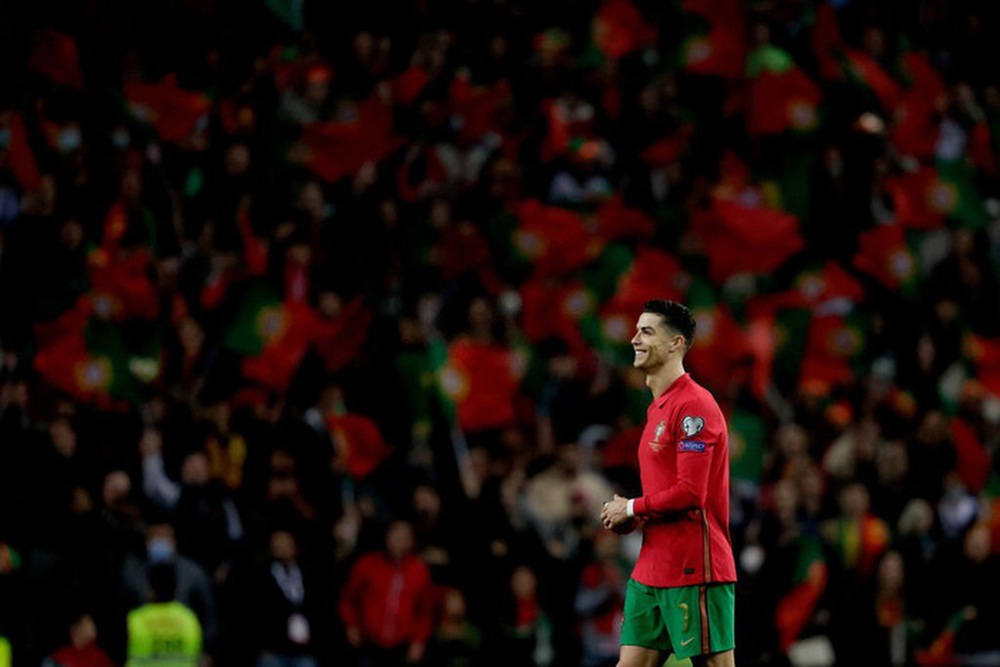 Để đoạt vé World Cup, đồng đội Ronaldo trải qua khoảnh khắc môi kề môi với cầu thủ đối phương - Ảnh 4.