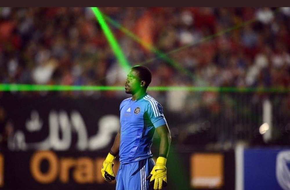 Salah bị chiếu laser xanh lè cả mặt khi đá 11 mét ở trận sinh tử tranh vé World Cup - Ảnh 5.