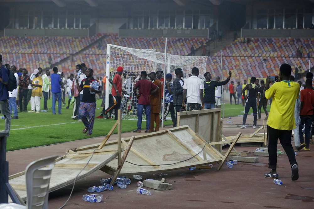 Cay cú vì đội nhà không được dự World Cup, fan Nigeria điên cuồng phi xuống sân đập phá mọi thứ - Ảnh 5.