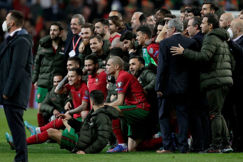 Để đoạt vé World Cup, đồng đội Ronaldo trải qua khoảnh khắc môi kề môi với cầu thủ đối phương - Ảnh 5.