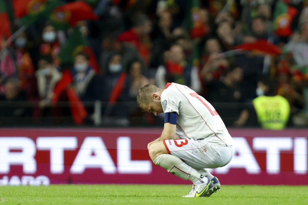 Để đoạt vé World Cup, đồng đội Ronaldo trải qua khoảnh khắc môi kề môi với cầu thủ đối phương - Ảnh 6.