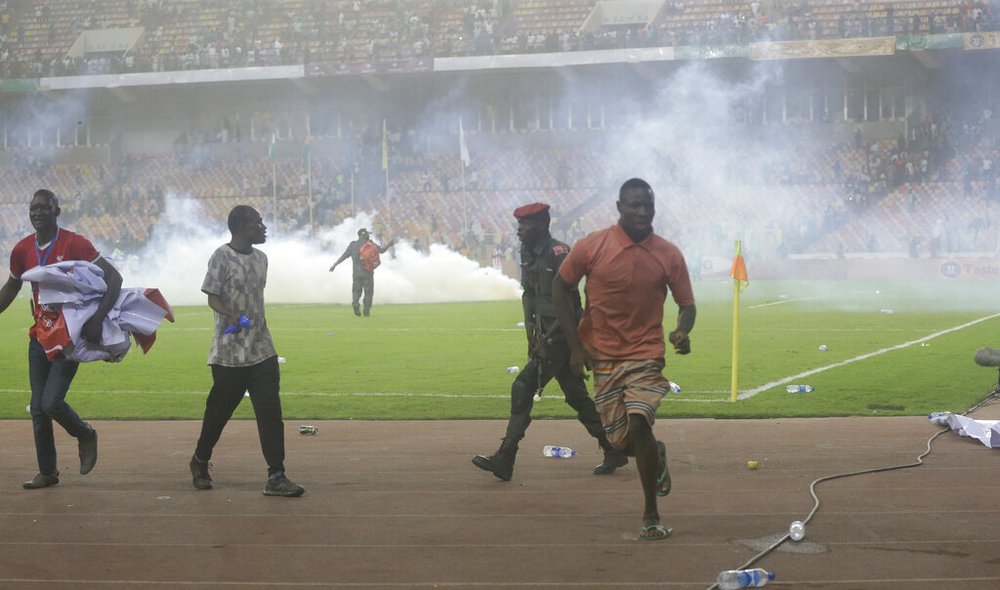 Cay cú vì đội nhà không được dự World Cup, fan Nigeria điên cuồng phi xuống sân đập phá mọi thứ - Ảnh 7.