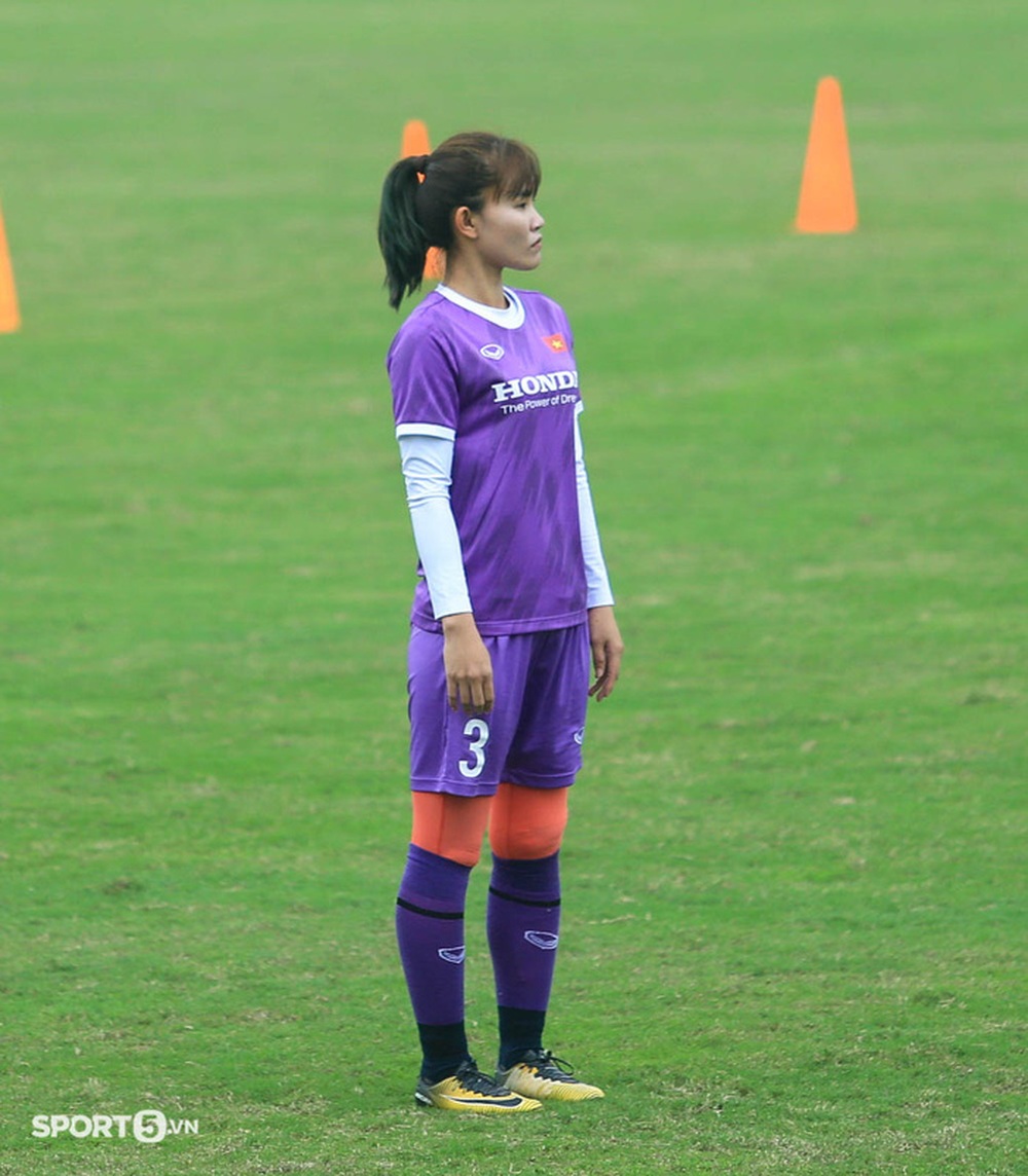 Huỳnh Như nhắc cả đội đứng nghiêm khi quốc ca Việt Nam cất lên ở sân U19 nữ thi đấu - Ảnh 6.