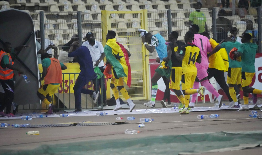 Cay cú vì đội nhà không được dự World Cup, fan Nigeria điên cuồng phi xuống sân đập phá mọi thứ - Ảnh 8.