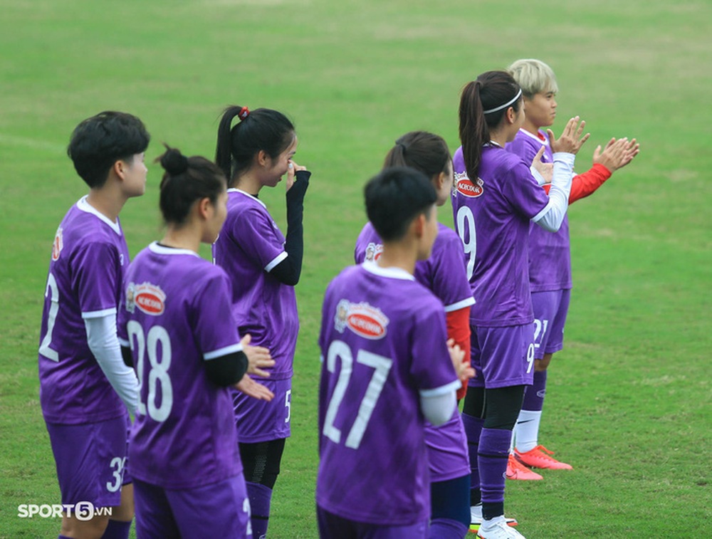 Huỳnh Như nhắc cả đội đứng nghiêm khi quốc ca Việt Nam cất lên ở sân U19 nữ thi đấu - Ảnh 7.