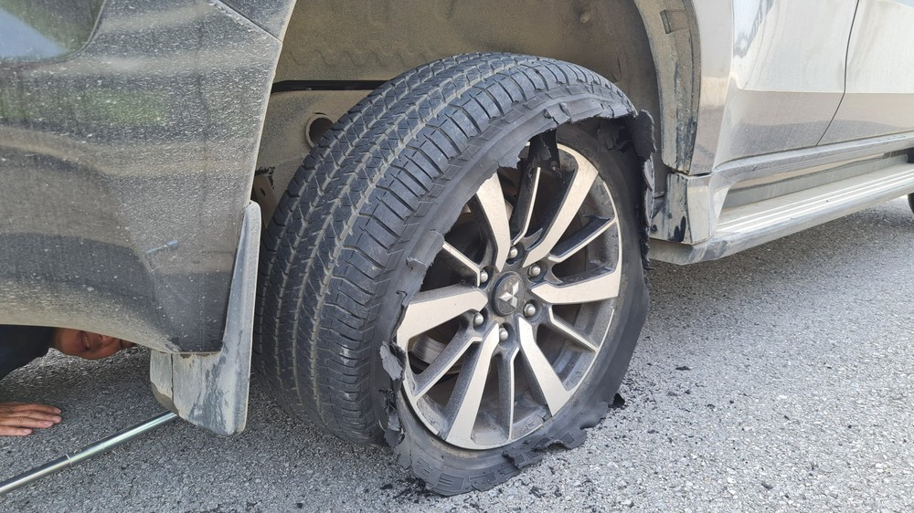 A series of terrible tire explosions on the highway: The Traffic Police Department issued a recommendation on how to handle it - Photo 7.