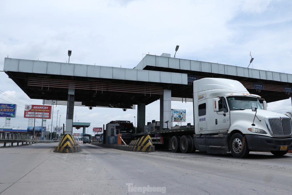 Cận cảnh tuyến cao tốc TPHCM - Trung Lương xuống cấp nghiêm trọng sau 3 năm dừng thu phí - Ảnh 1.