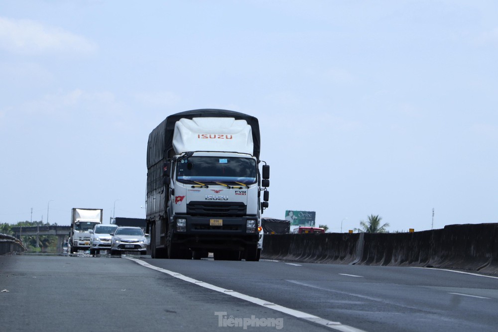 Cận cảnh tuyến cao tốc TPHCM - Trung Lương xuống cấp nghiêm trọng sau 3 năm dừng thu phí - Ảnh 8.