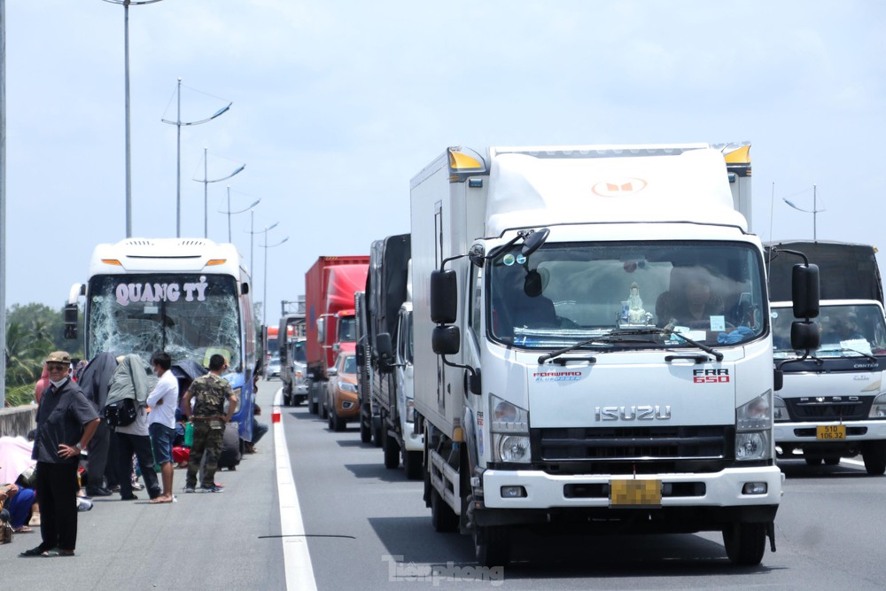 Cận cảnh tuyến cao tốc TPHCM - Trung Lương xuống cấp nghiêm trọng sau 3 năm dừng thu phí - Ảnh 12.