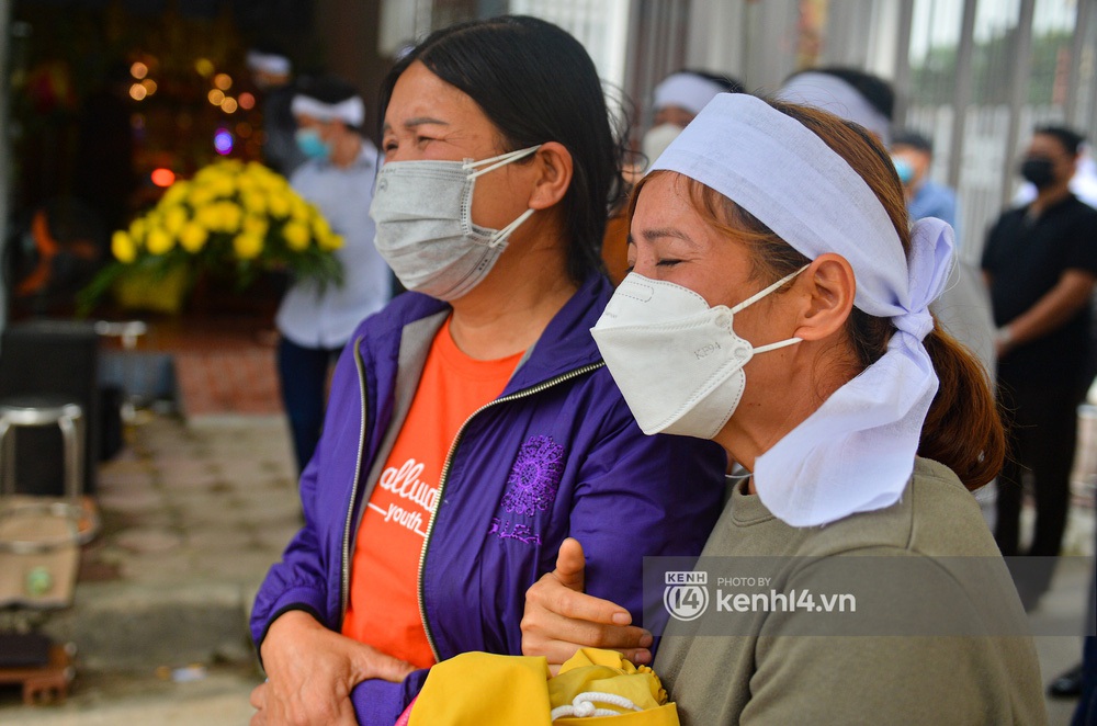 Quặn lòng đám tang của hai mẹ con F0 tử vong ở Hải Dương: Ông dựa cột khóc thầm, bà khóc ngất gọi con, cháu - Ảnh 12.