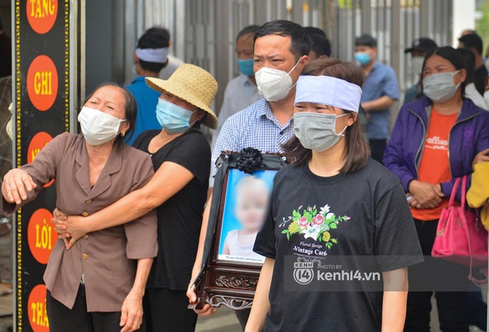 Quặn lòng đám tang của hai mẹ con F0 tử vong ở Hải Dương: Ông dựa cột khóc thầm, bà khóc ngất gọi con, cháu - Ảnh 10.