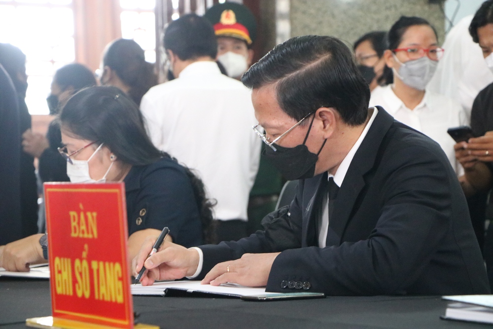 Chủ tịch nước Nguyễn Xuân Phúc viết sổ tang tiếc thương Phó Chủ tịch TP.HCM Lê Hoà Bình - Ảnh 3.
