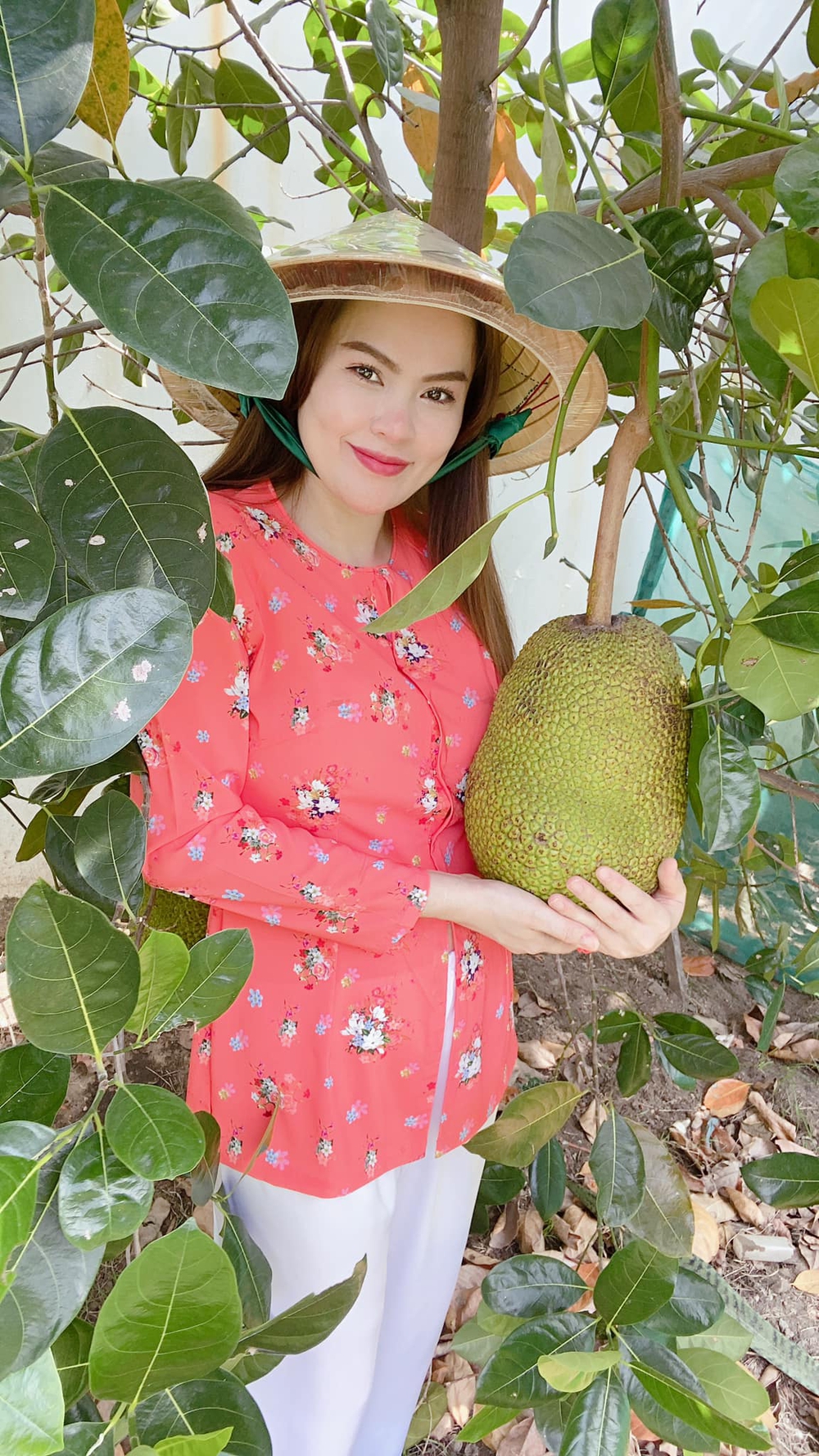 Hoa hậu Phương Lê miệt mài trồng rau, nuôi gà trong căn biệt thự 200 tỷ - Ảnh 6.