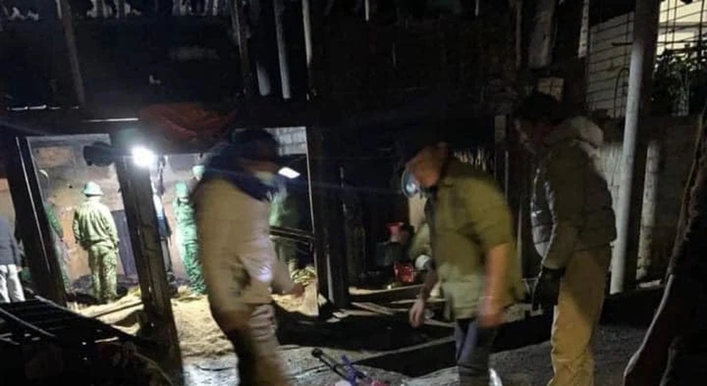 Cha ngã quỵ khi con trai út vừa sinh ra được vài tiếng thì mất mẹ, giờ lại chết cháy