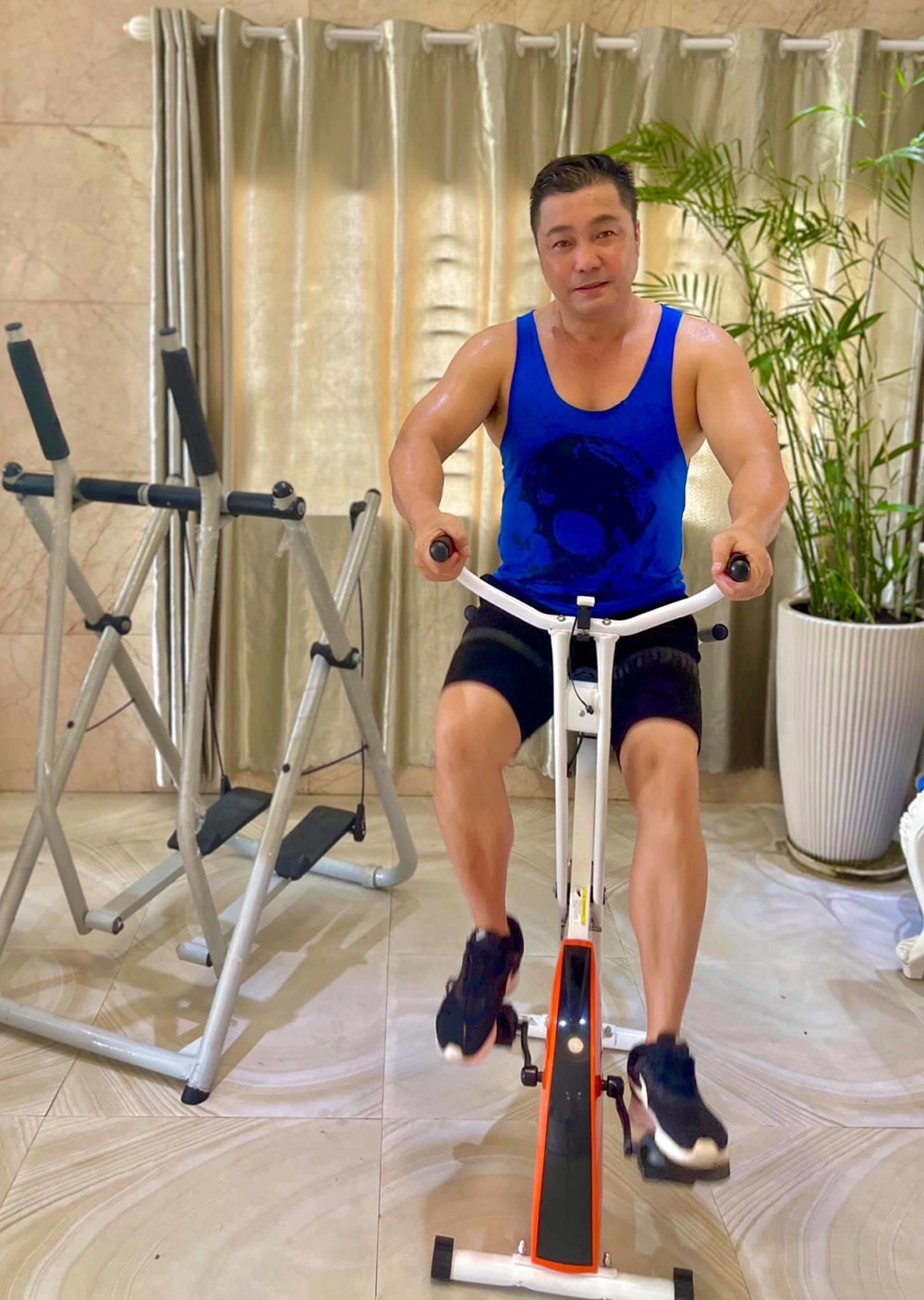 Ngoại hình và cuộc sống không vợ con tuổi 53 của diễn viên Lý Hùng - Ảnh 5.