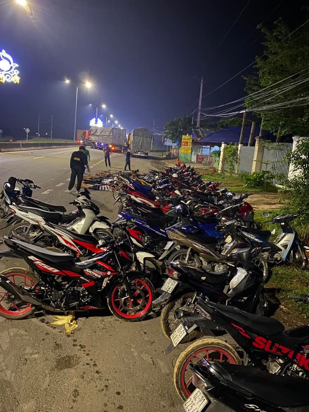 Hàng chục thanh, thiếu niên đua xe trên quốc lộ, thấy CSGT tháo chạy tán loạn - Ảnh 1.