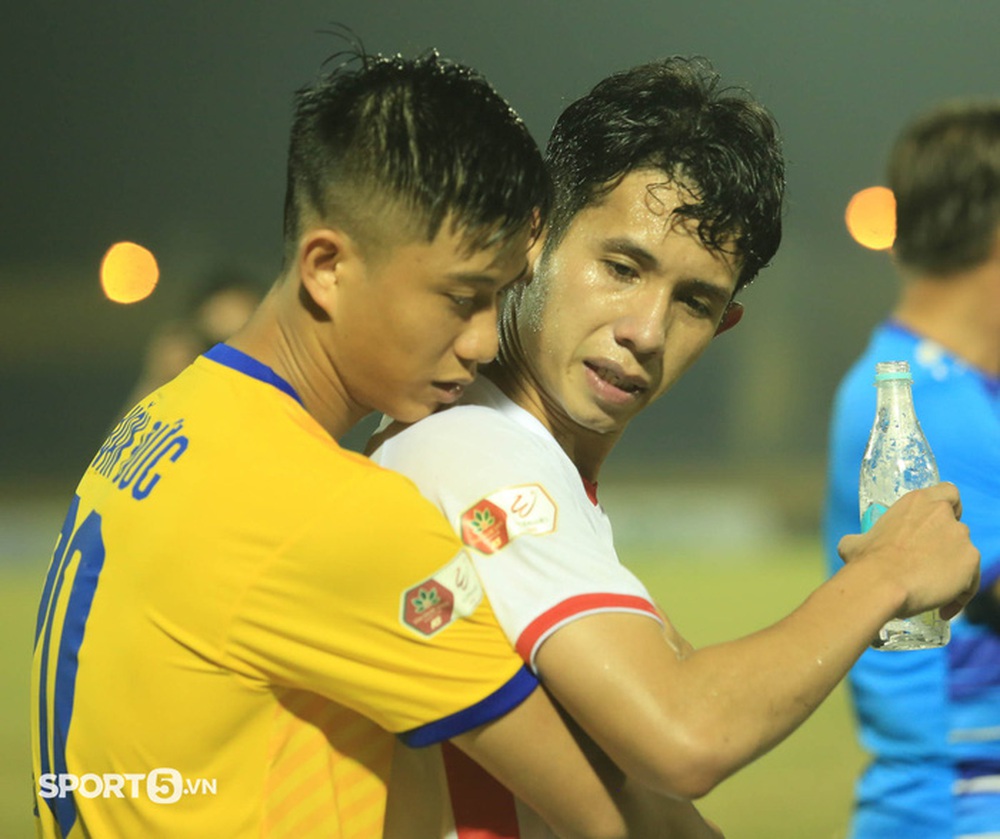 Phan Văn Đức ôm thắm thiết Hồng Duy, Quế Ngọc Hải động viên Văn Toàn sau trận thắng 2-0 - Ảnh 3.