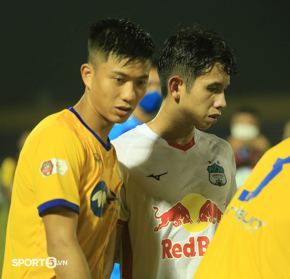 Phan Văn Đức ôm thắm thiết Hồng Duy, Quế Ngọc Hải động viên Văn Toàn sau trận thắng 2-0 - Ảnh 4.