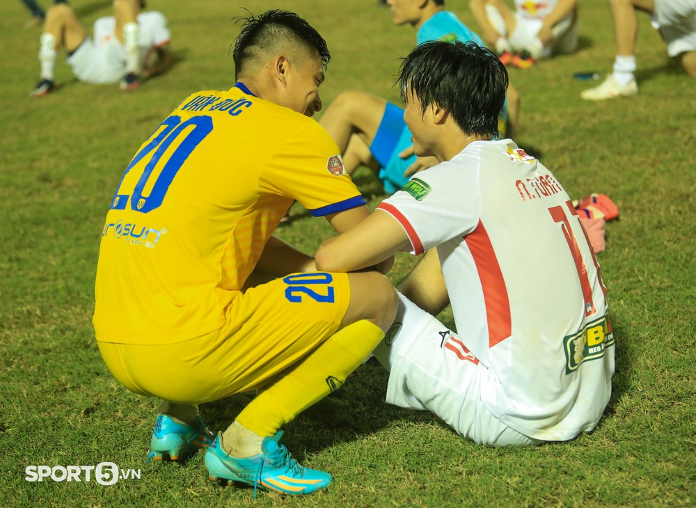 Phan Văn Đức ôm thắm thiết Hồng Duy, Quế Ngọc Hải động viên Văn Toàn sau trận thắng 2-0 - Ảnh 5.