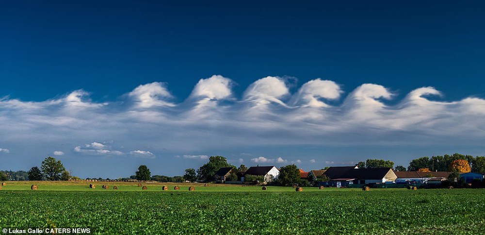 Những đám mây hình sóng hiếm gặp xuất hiện trên bầu trời châu Âu - Ảnh 3.