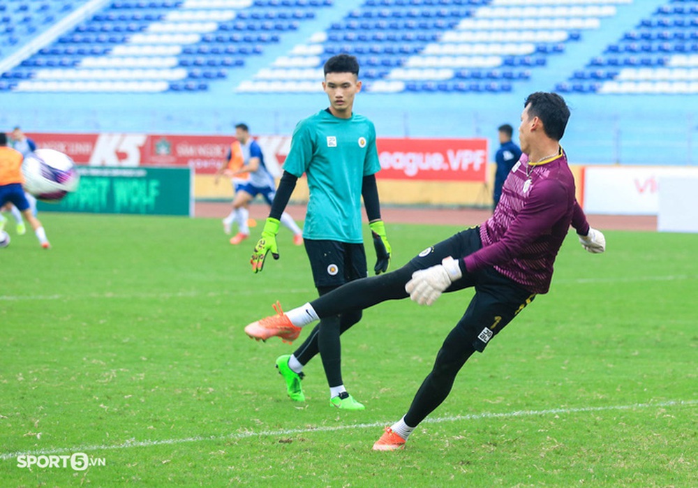Tấn Trường bị hụt hơi hậu Covid-19, nhóm cầu thủ U23 Việt Nam của CLB Hà Nội được khen thưởng - Ảnh 2.