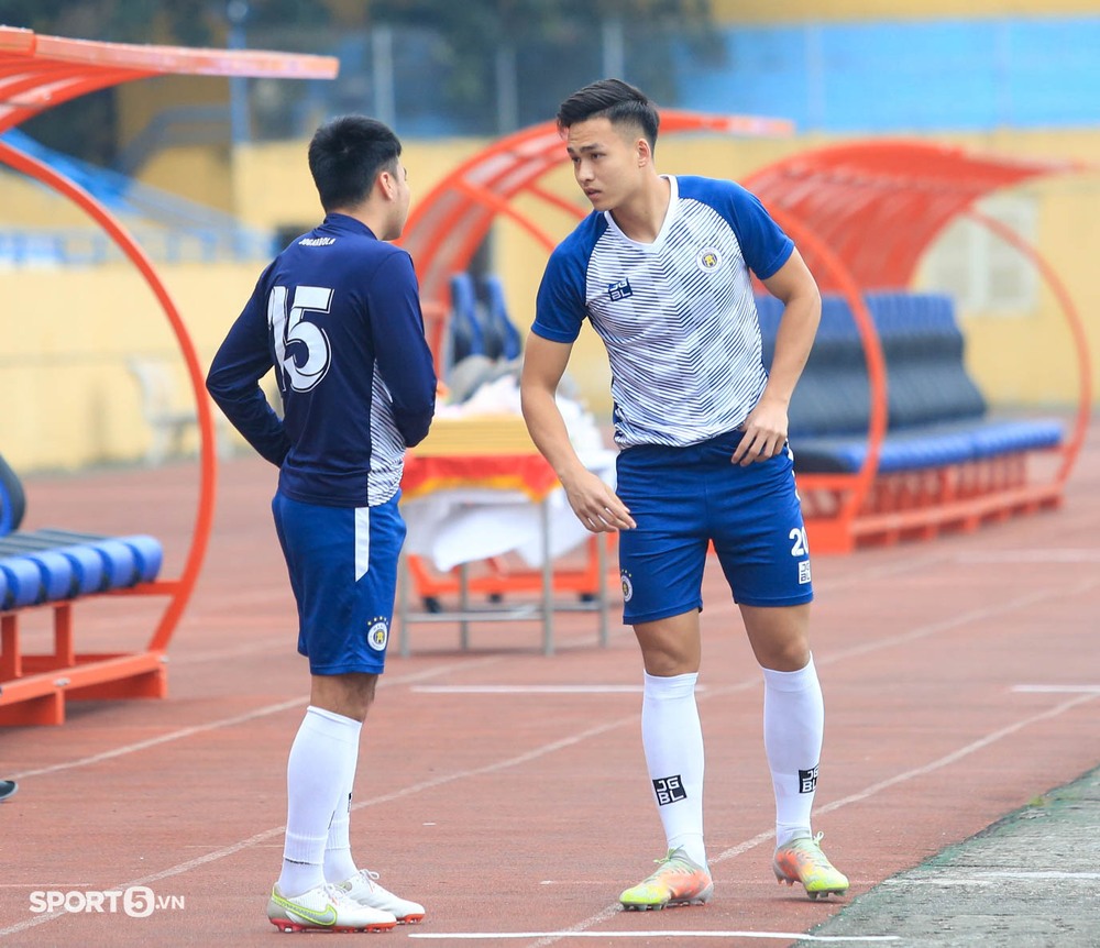 Tấn Trường bị hụt hơi hậu Covid-19, nhóm cầu thủ U23 Việt Nam của CLB Hà Nội được khen thưởng - Ảnh 12.