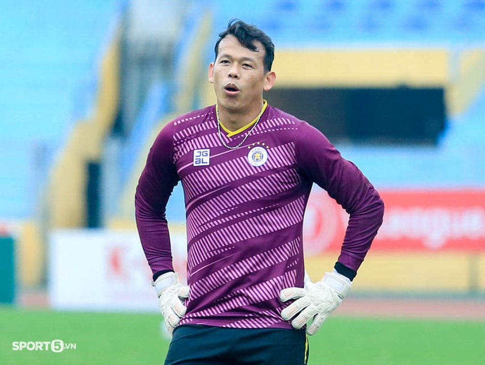 Tấn Trường bị hụt hơi hậu Covid-19, nhóm cầu thủ U23 Việt Nam của CLB Hà Nội được khen thưởng - Ảnh 3.