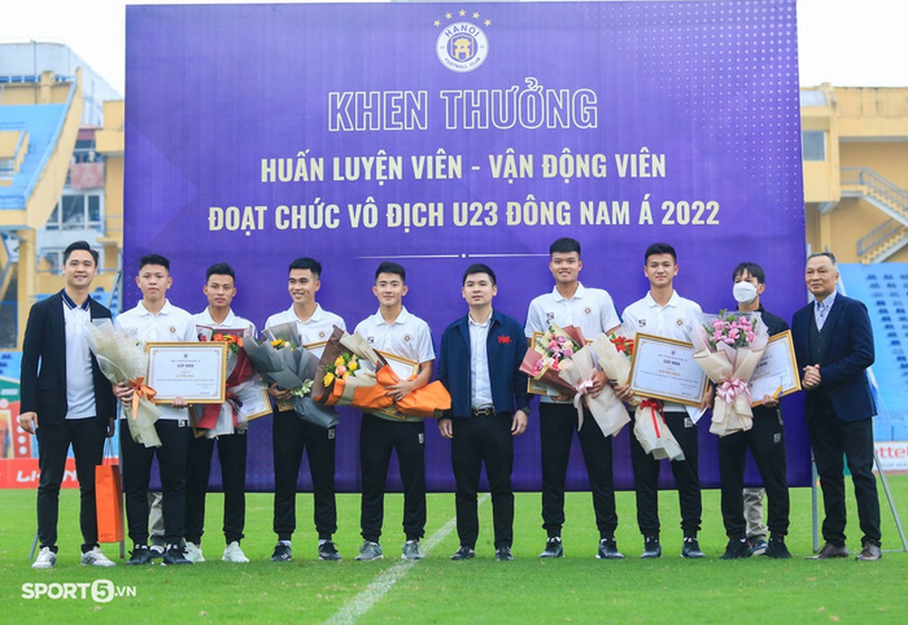 Tấn Trường bị hụt hơi hậu Covid-19, nhóm cầu thủ U23 Việt Nam của CLB Hà Nội được khen thưởng - Ảnh 8.