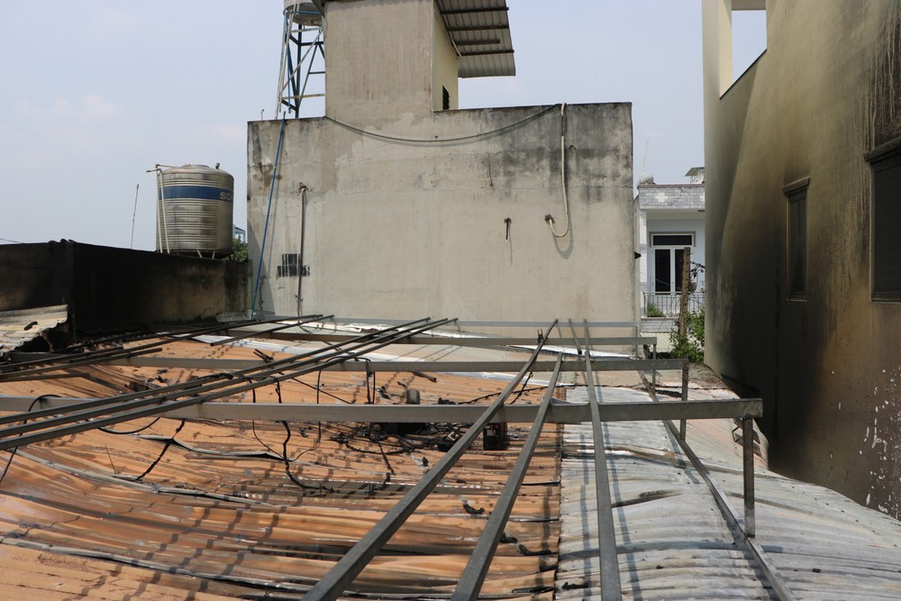 Người dân tháo chạy tán loạn khi kho chứa mút xốp bốc cháy dữ dội ở TPHCM - Ảnh 3.