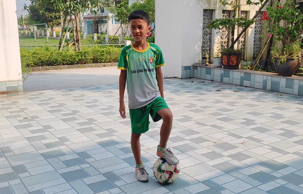 Gặp cậu b&eacute; 8 tuổi t&acirc;ng b&oacute;ng 2.800 lần khiến David Beckham phải thốt l&ecirc;n kinh ngạc - Ảnh 1.